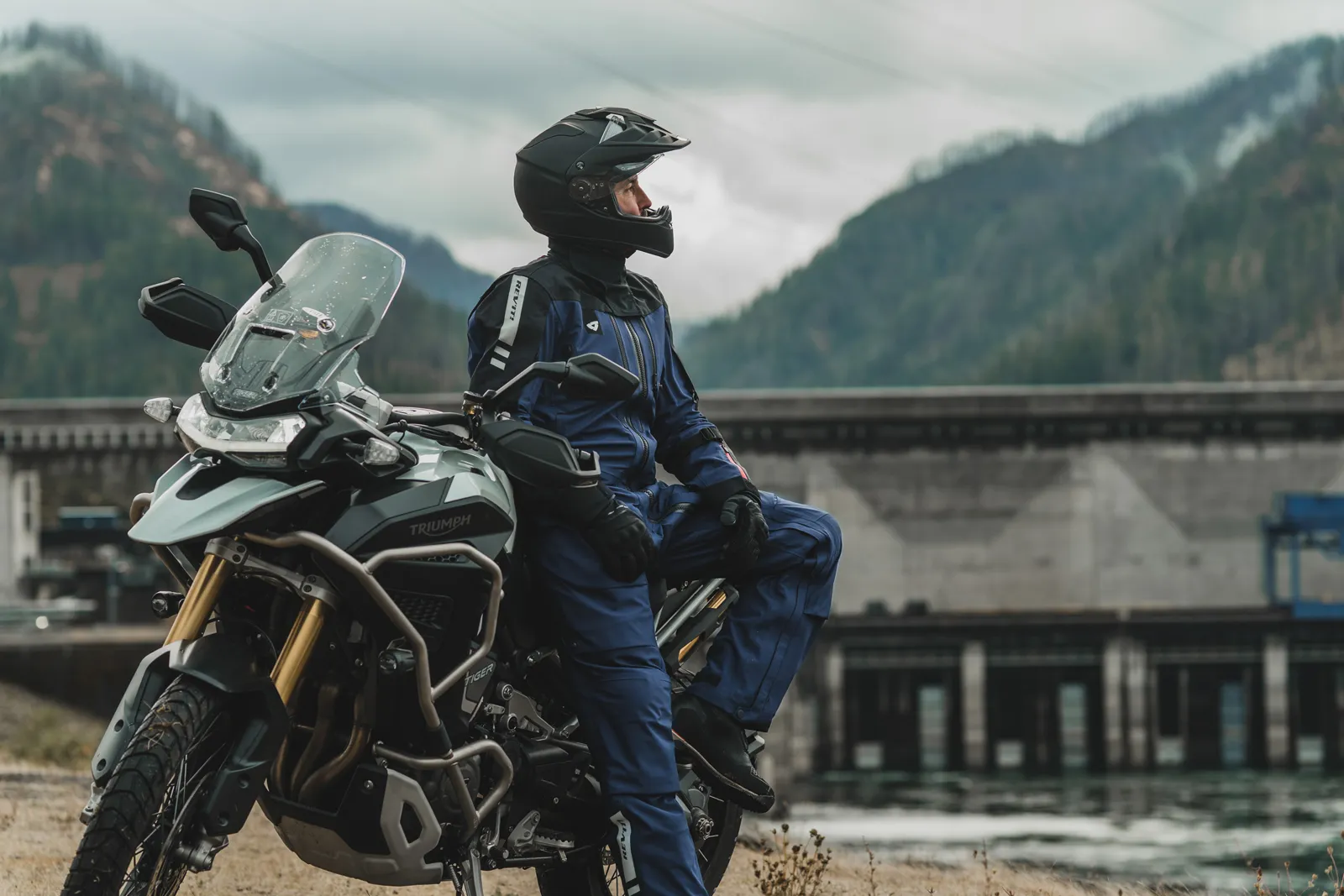 Rider adventure pe motocicletă în peisaj montan