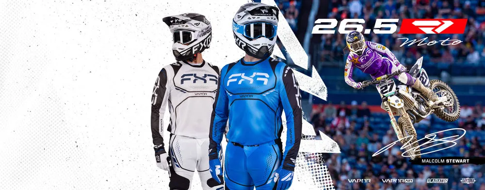 Rider motocross cu echipament ventilat pe motocicletă