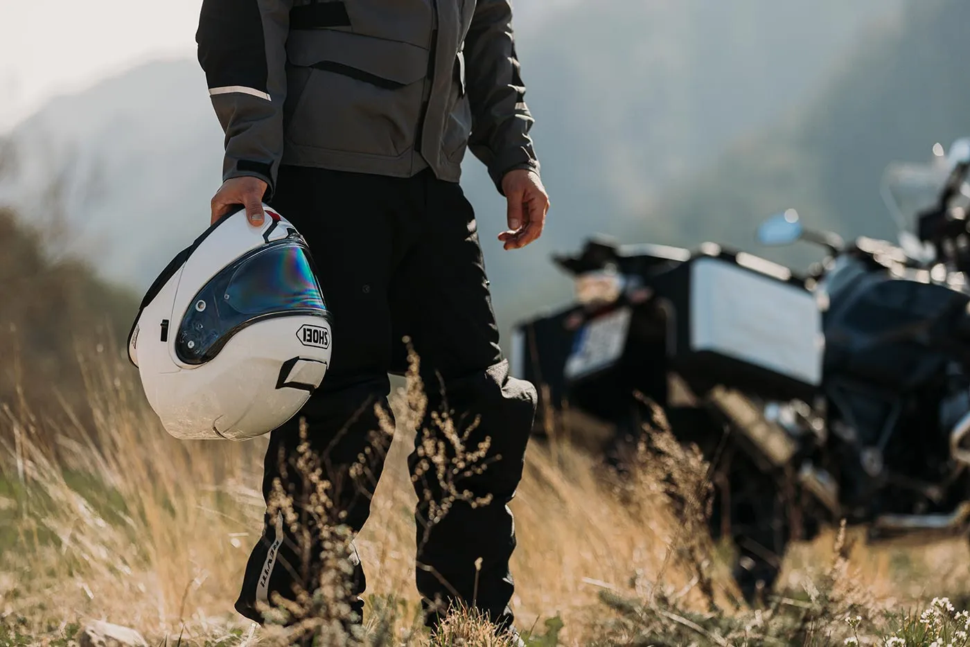 Pantaloni moto într-un cadru outdoor, lângă motocicletă