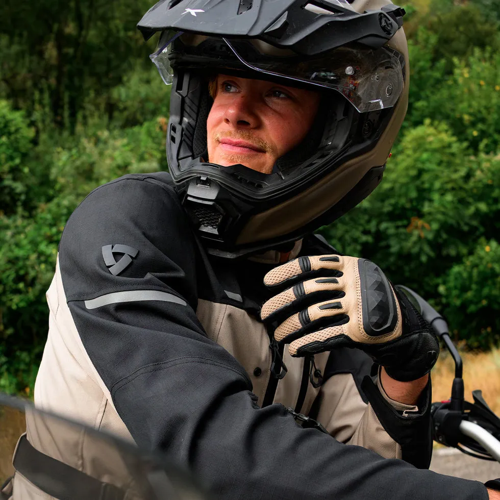 Rider pe motocicletă, cu mănuși moto vizibile într-un cadru outdoor