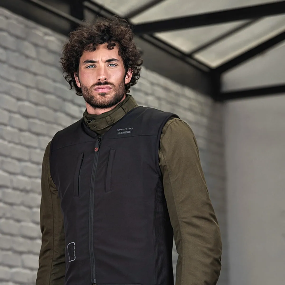 Vesta airbag BERING C-PROTECT AIR purtată peste echipament moto