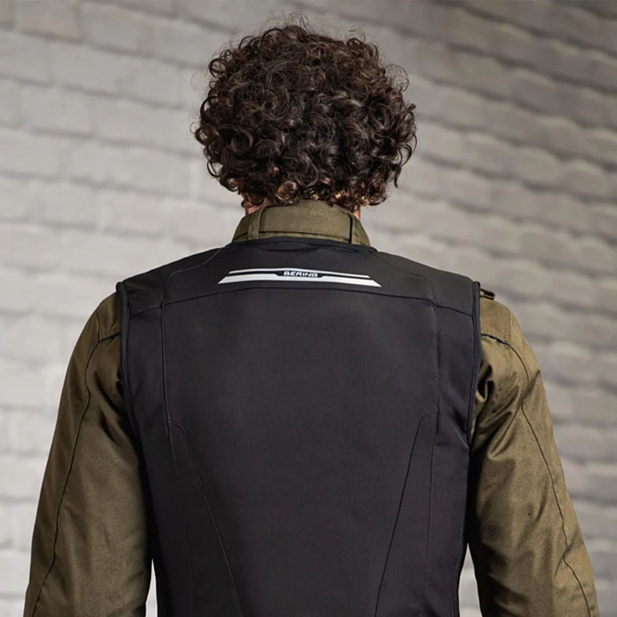 Spatele vestei airbag BERING C-PROTECT AIR ca exemplu de protecție suplimentară