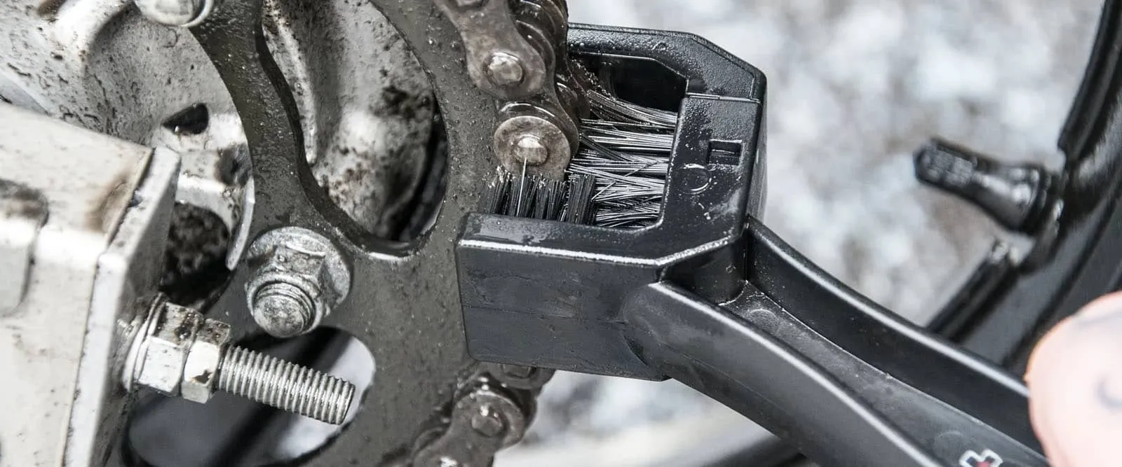 Perie MUC-OFF folosită direct pe lanț și pinion, imagine reală de detaliu