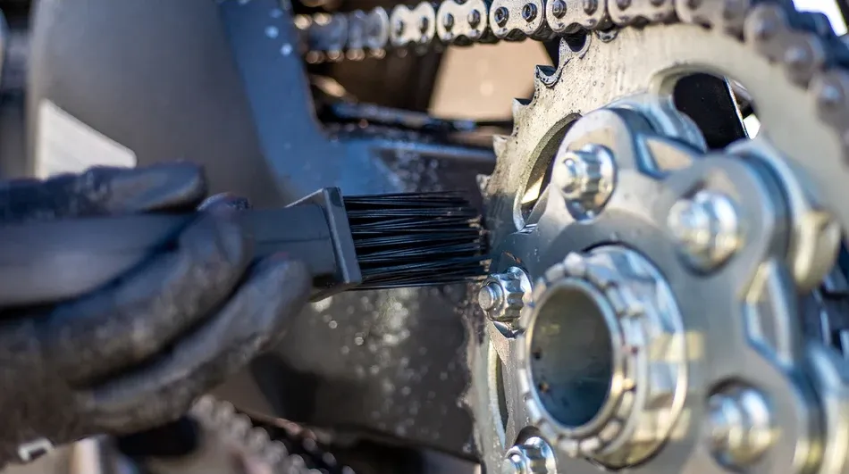 Curățare pinion și lanț cu perie MUC-OFF, fundal real de atelier