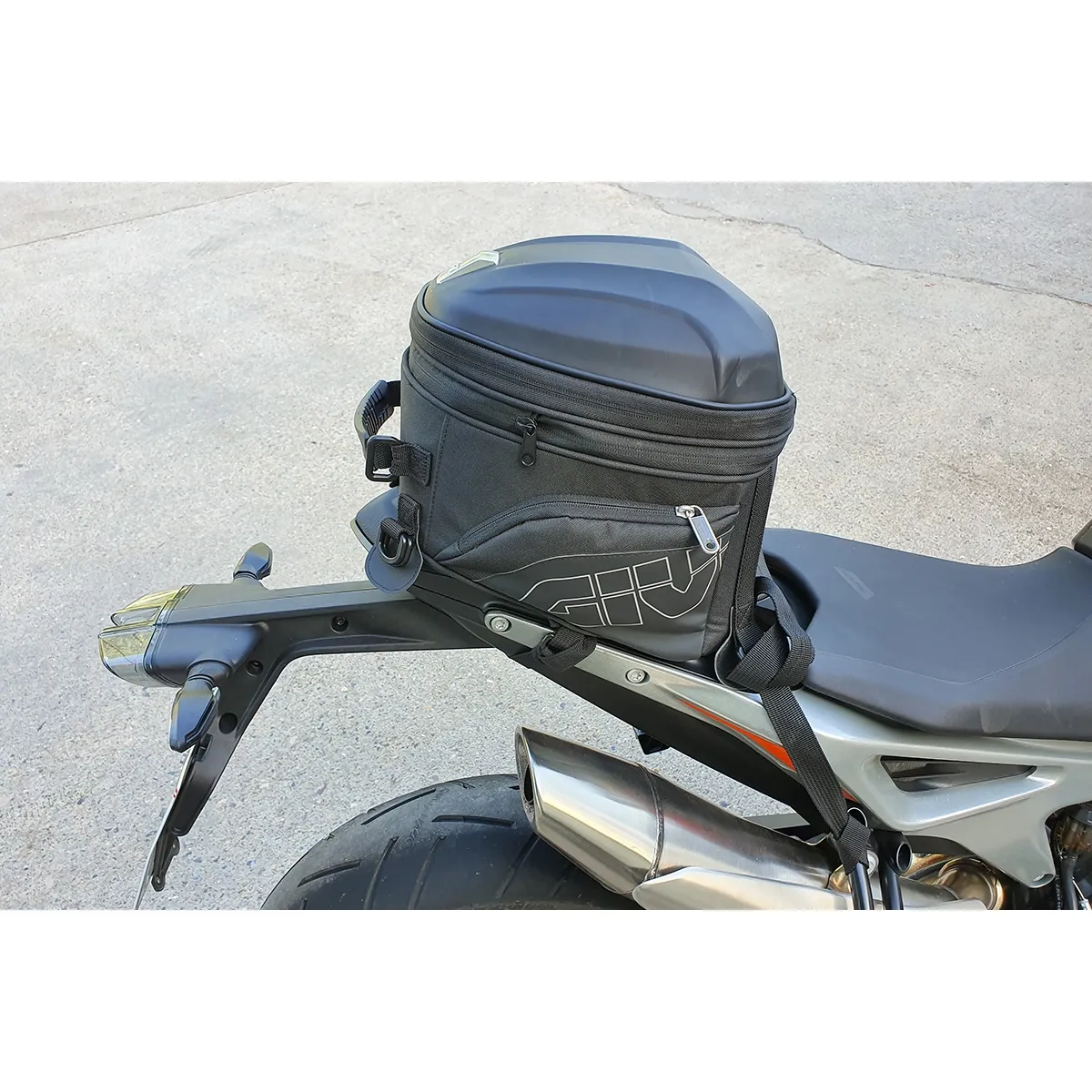 Tail bag GIVI ST607B montat pe șaua spate a unei motociclete, în fundal real