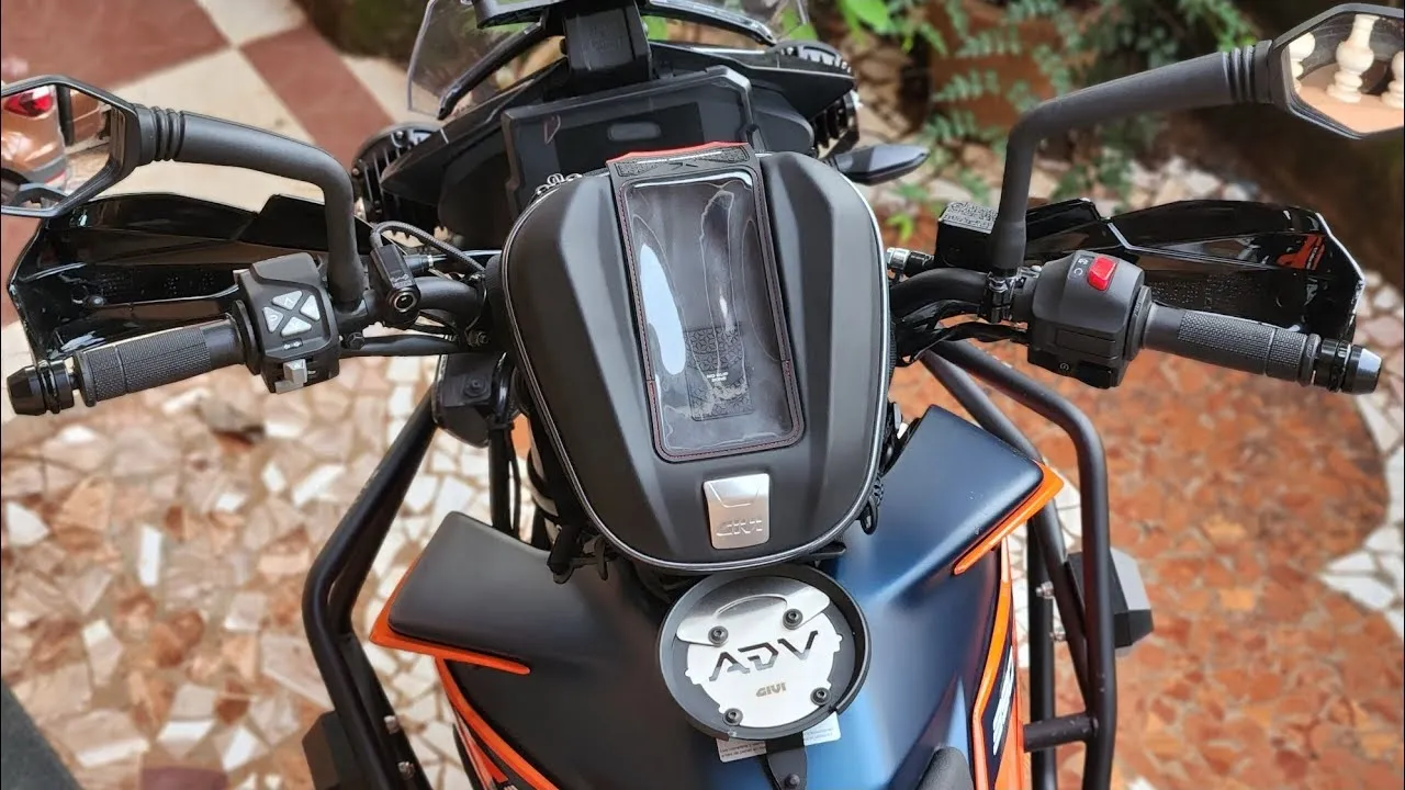 Geantă de rezervor GIVI ST611 montată pe motocicletă