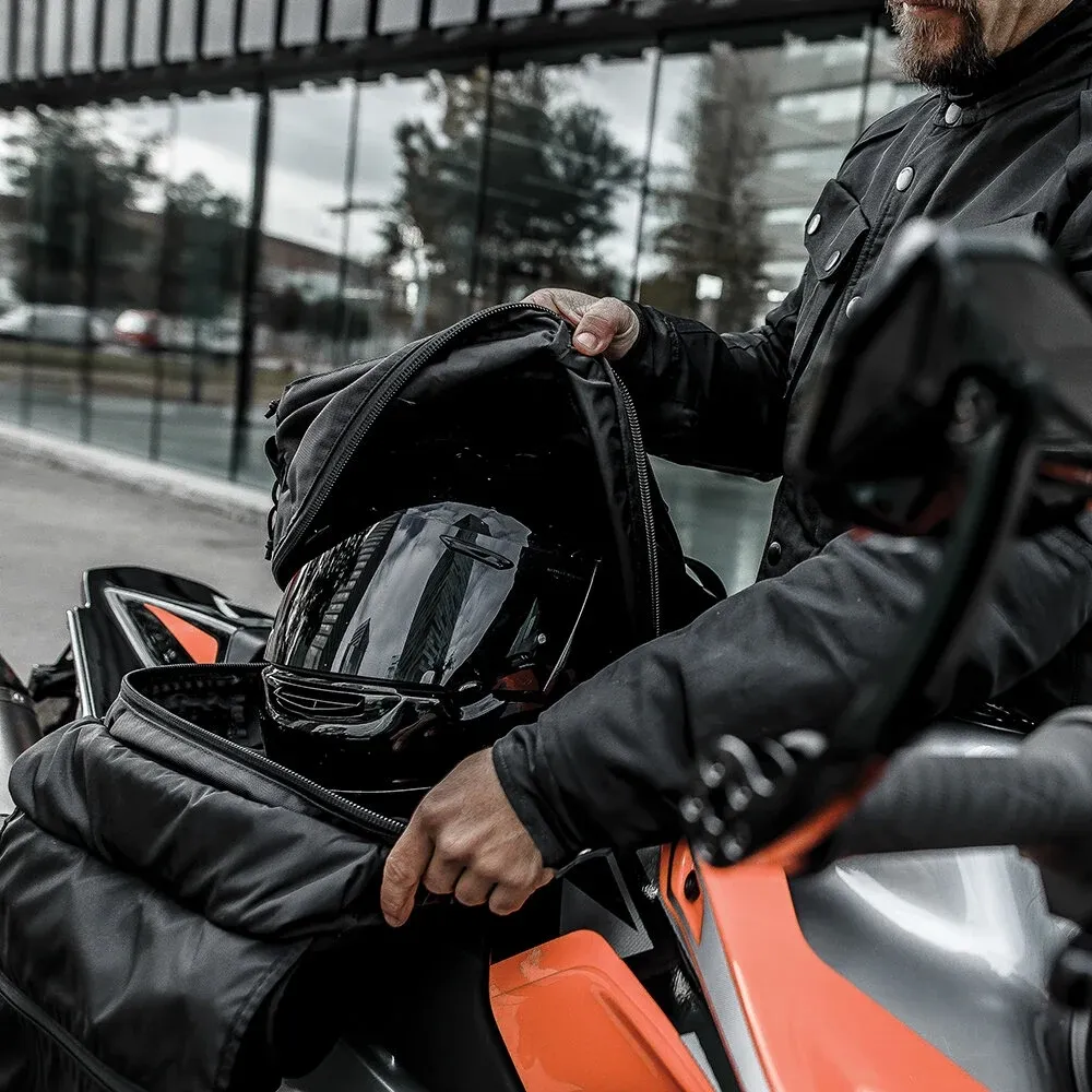 Rucsac moto Kriega Max 28 folosit pe motocicletă într-un cadru real