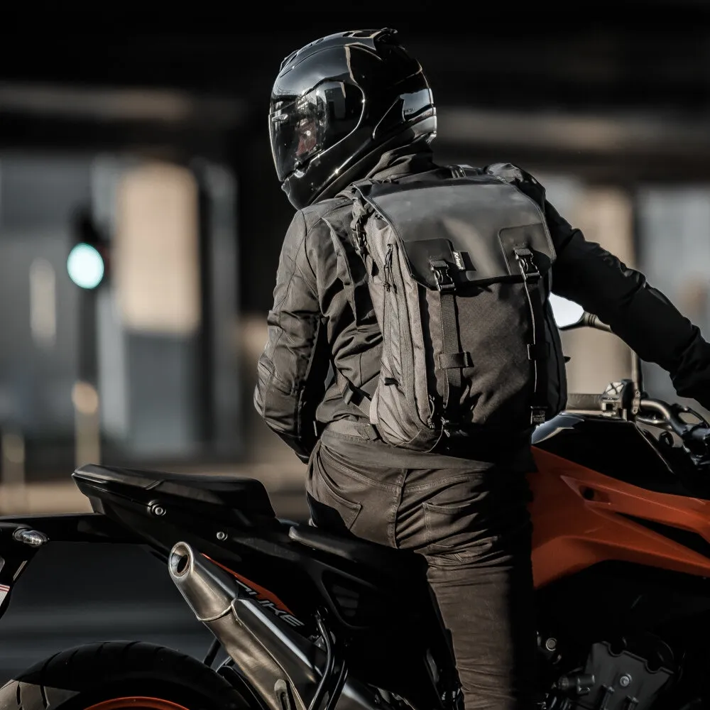 Rider cu rucsac Kriega Max 28 pe motocicletă într-un cadru urban real