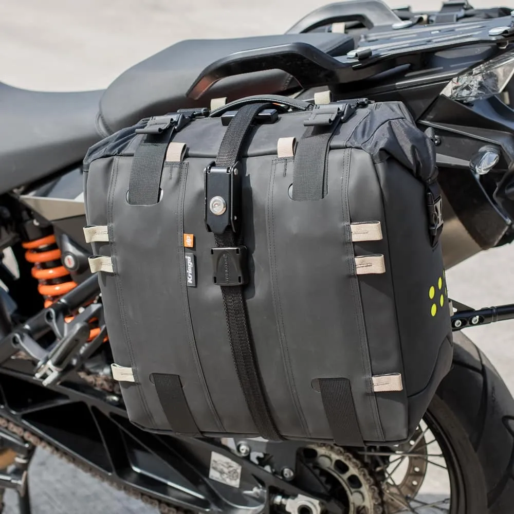 KRIEGA Steelcore folosită pe bagaj moto, într-un cadru real, outdoor
