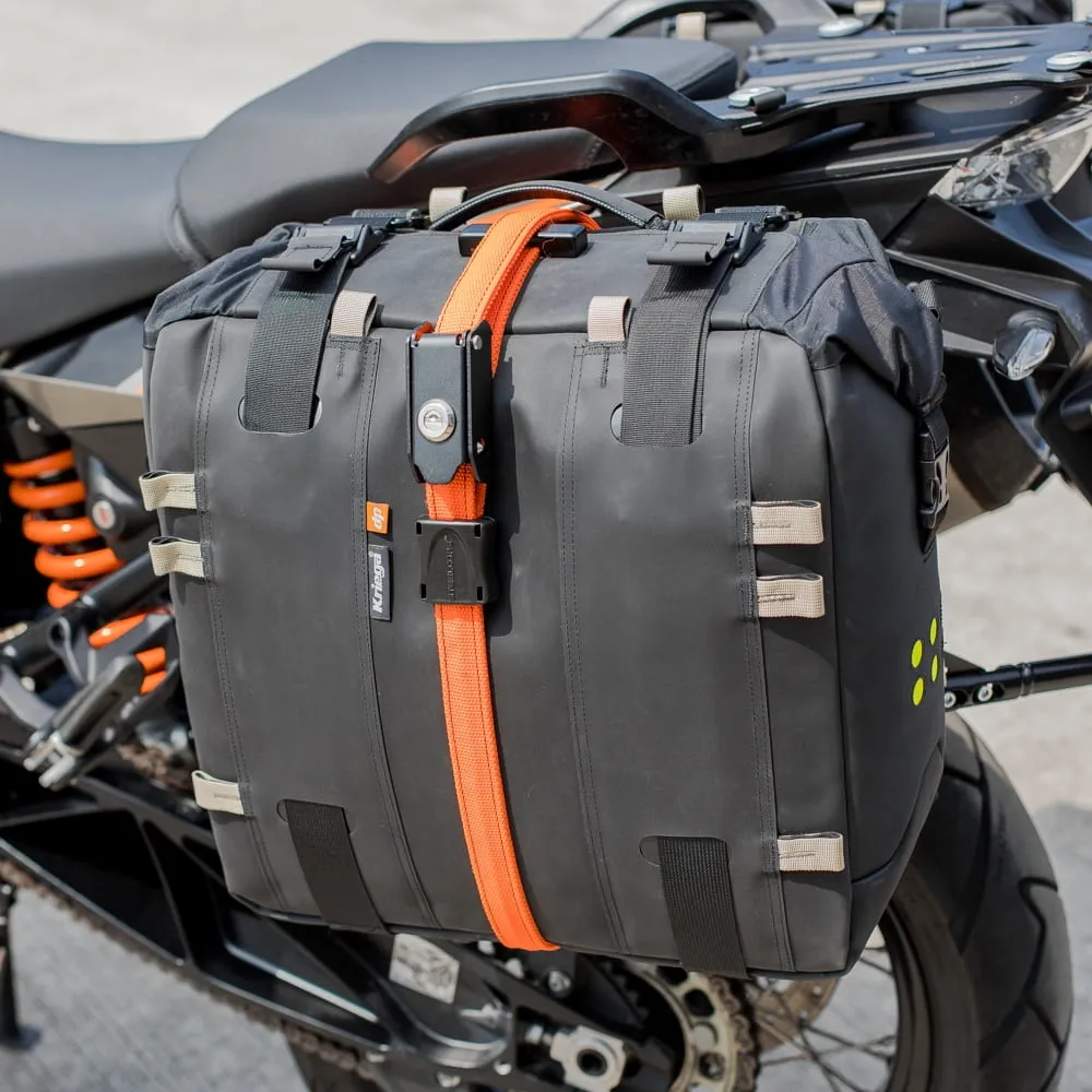 Chingă antifurt KRIEGA Steelcore montată pe bagaj lateral pe motocicletă, cu fundal real