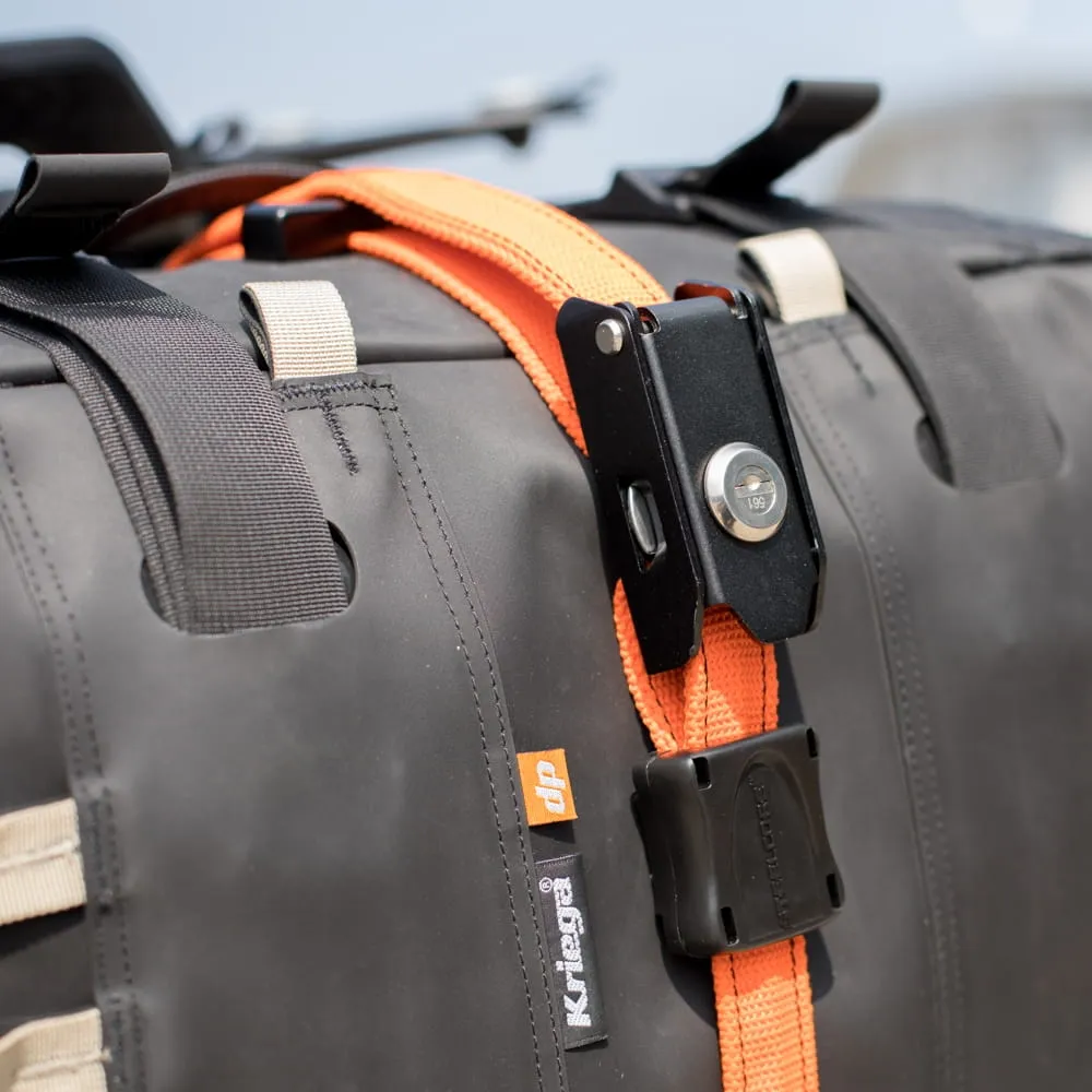 Detaliu real cu KRIEGA Steelcore montat pe bagaj moto