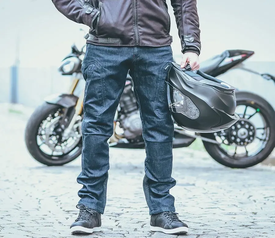 TRILOBITE Tactical Mono-Layer în cadru real cu motocicletă, exemplu de jeans unde contează cum stau protecțiile de genunchi
