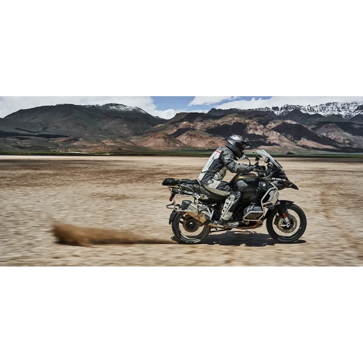 Motocicletă adventure cu bare de protecție în mers pe teren deschis