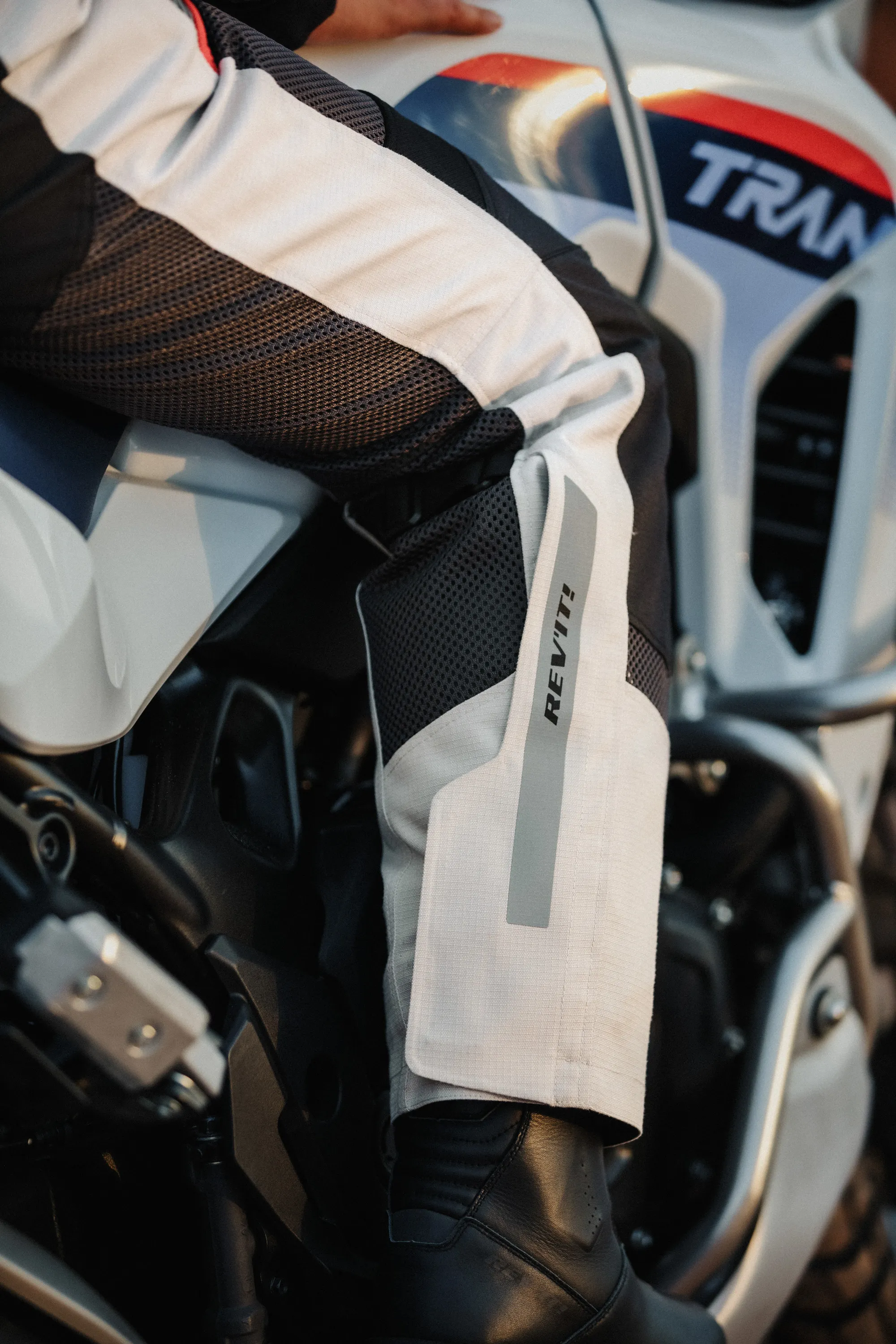 Detaliu real cu pantaloni REVIT Tornado 4 H2O pe motocicletă, util pentru ideea de protecție stabilă în zona inferioară a corpului