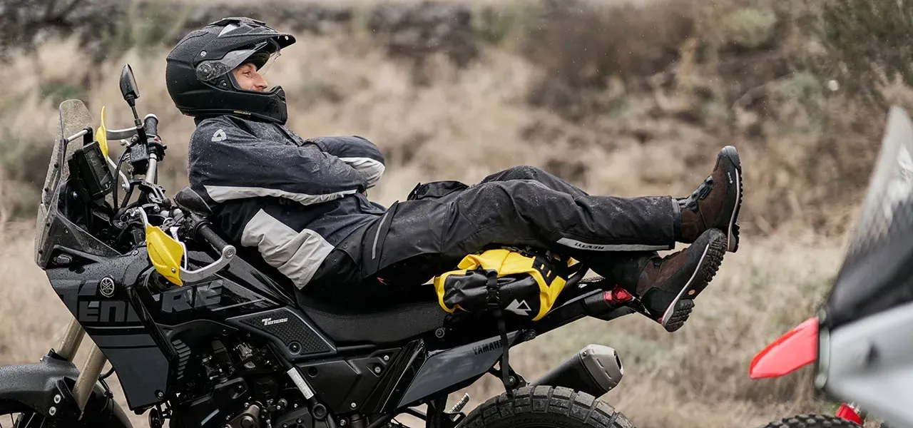 REVIT Offtrack 2 H2O purtat pe motocicletă, în cadru outdoor real, ca exemplu de pantalon cu protecții integrate la genunchi
