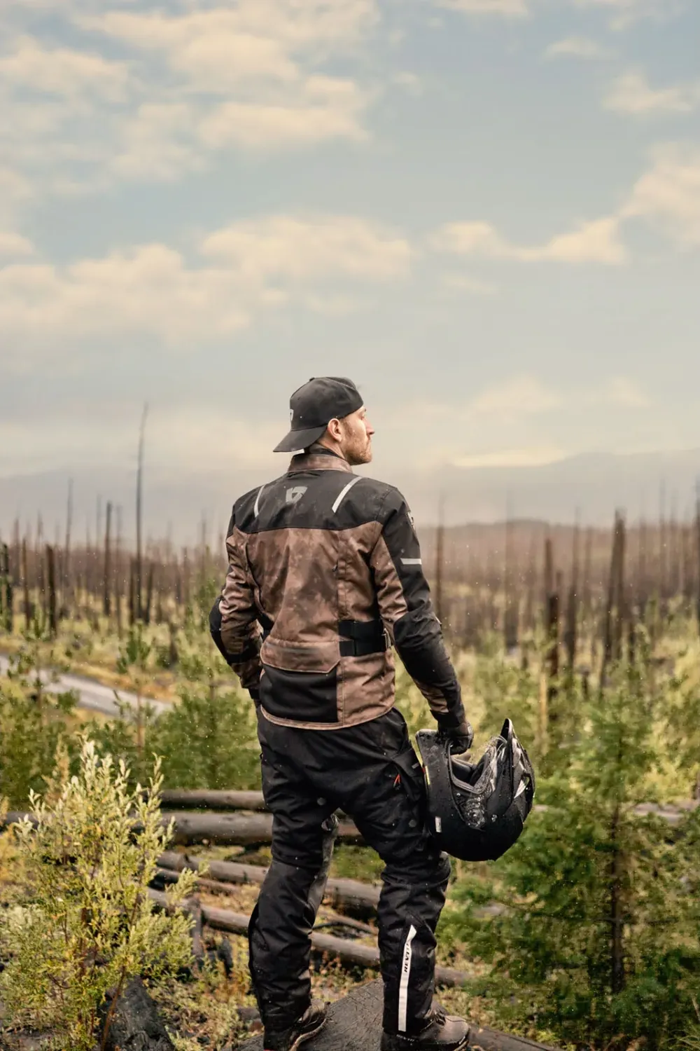 Cadru outdoor real cu REVIT Offtrack 2 H2O și motociclete, util pentru comparația dintre geacă adventure și armură separată