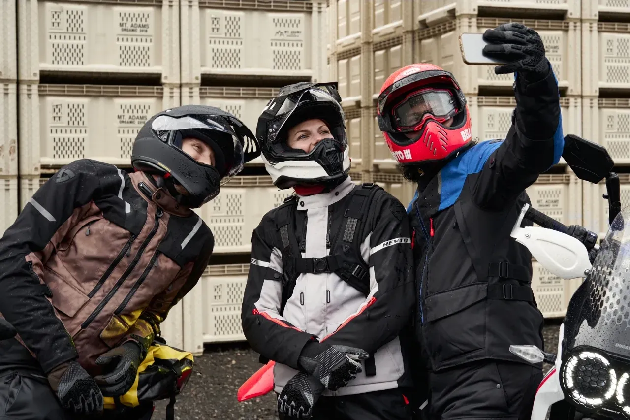 REVIT Offtrack 2 H2O în cadru outdoor real, ca exemplu de geacă care poate acoperi bine utilizarea adventure pe asfalt