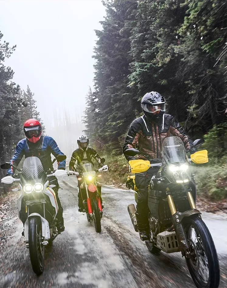 REVIT Offtrack 2 H2O în utilizare reală, pe motocicletă, ca exemplu de geacă adventure cu protecții integrate