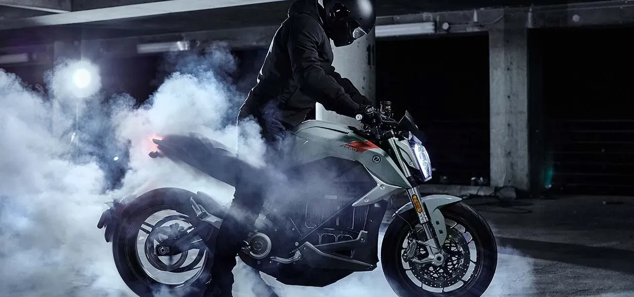 Geacă urbană REVIT Afterburn H2O purtată pe motocicletă, într-un cadru outdoor real