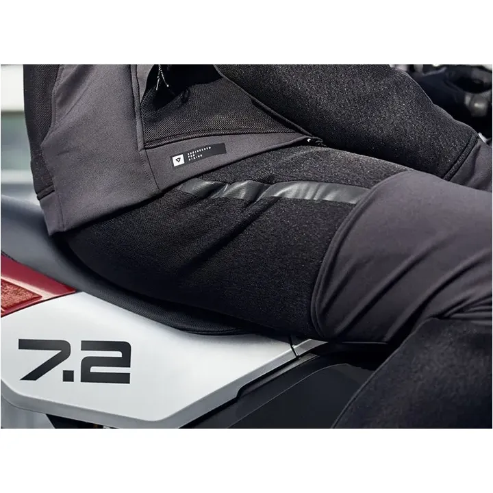 Pantaloni moto REVIT Spark Air pe motocicletă, detaliu protecții și material