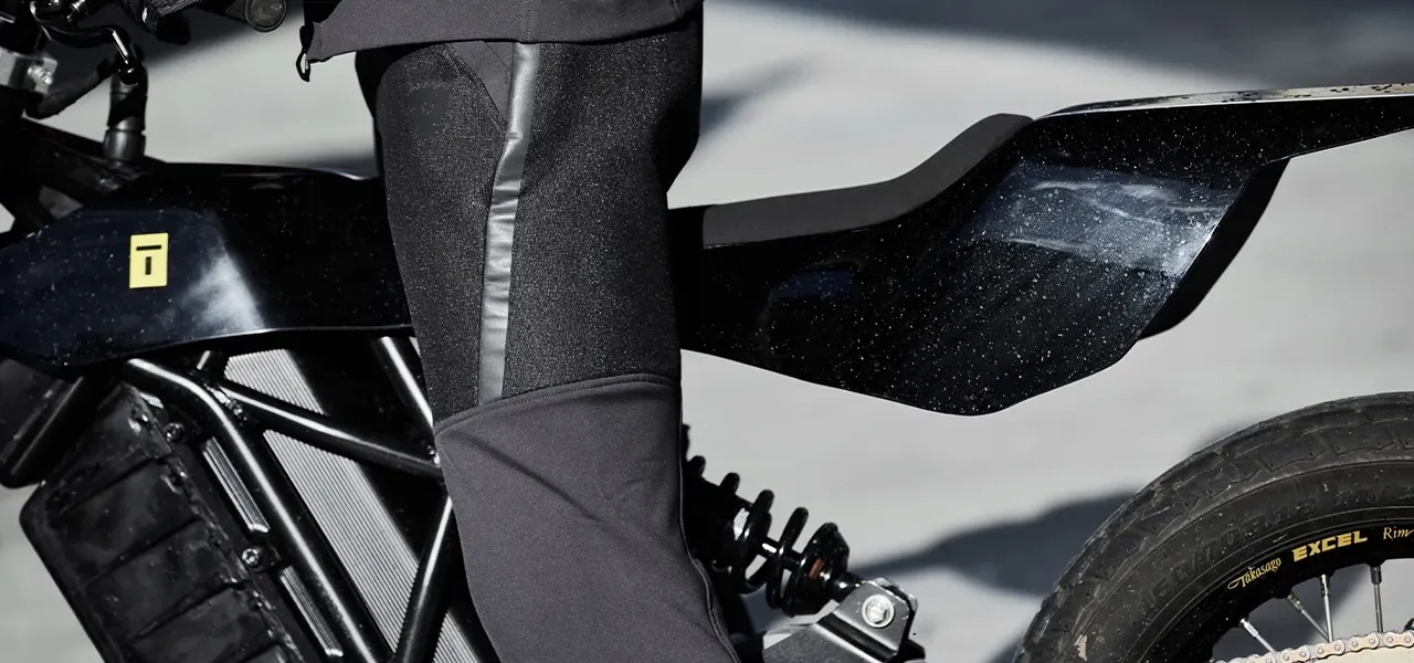 Detaliu pantaloni moto REVIT Spark Air pe motocicletă