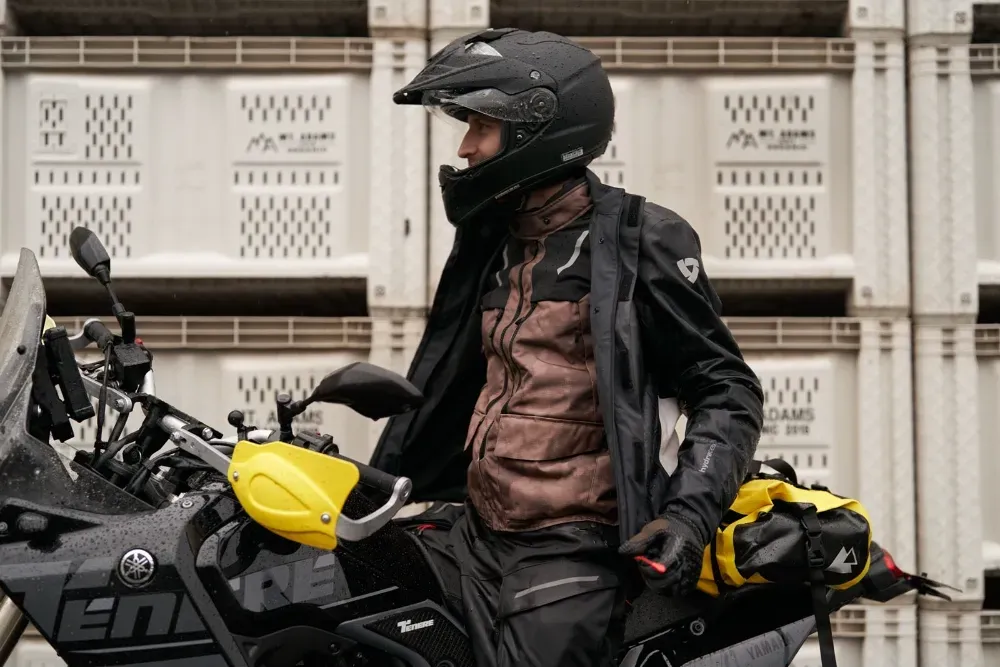 Geacă REVIT Offtrack 2 H2O în utilizare outdoor reală, cu fundal natural și motocicletă