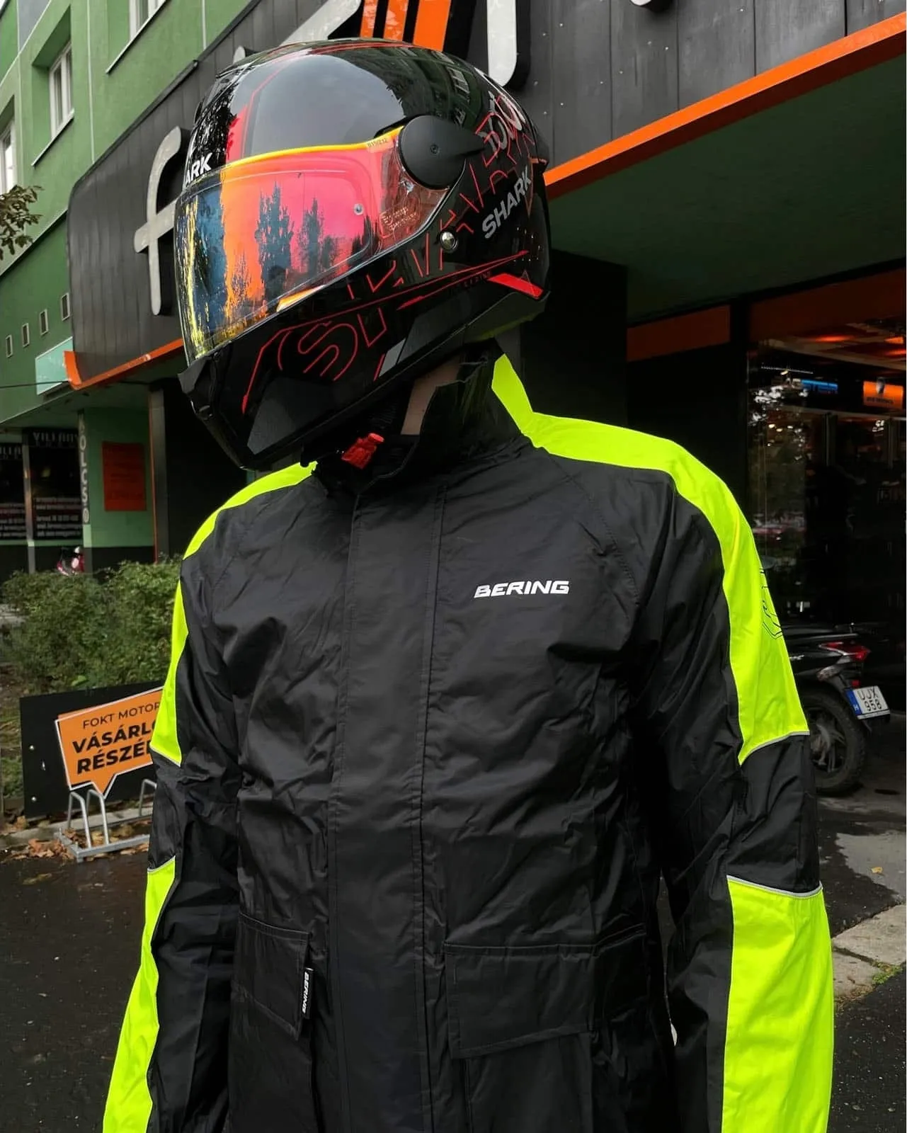 BERING Maniwata purtată într-un cadru real, cu fundal urban