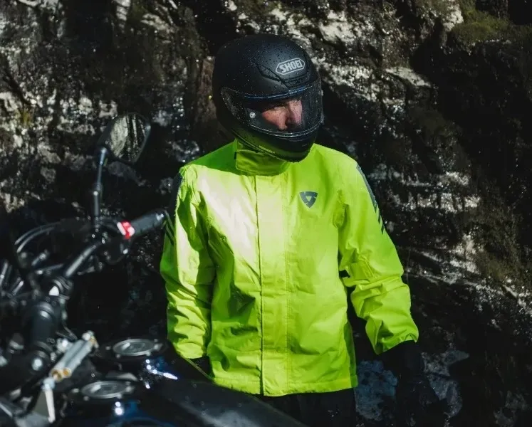 REVIT Cyclone 4 H2O purtat pe motocicletă, într-un cadru outdoor real