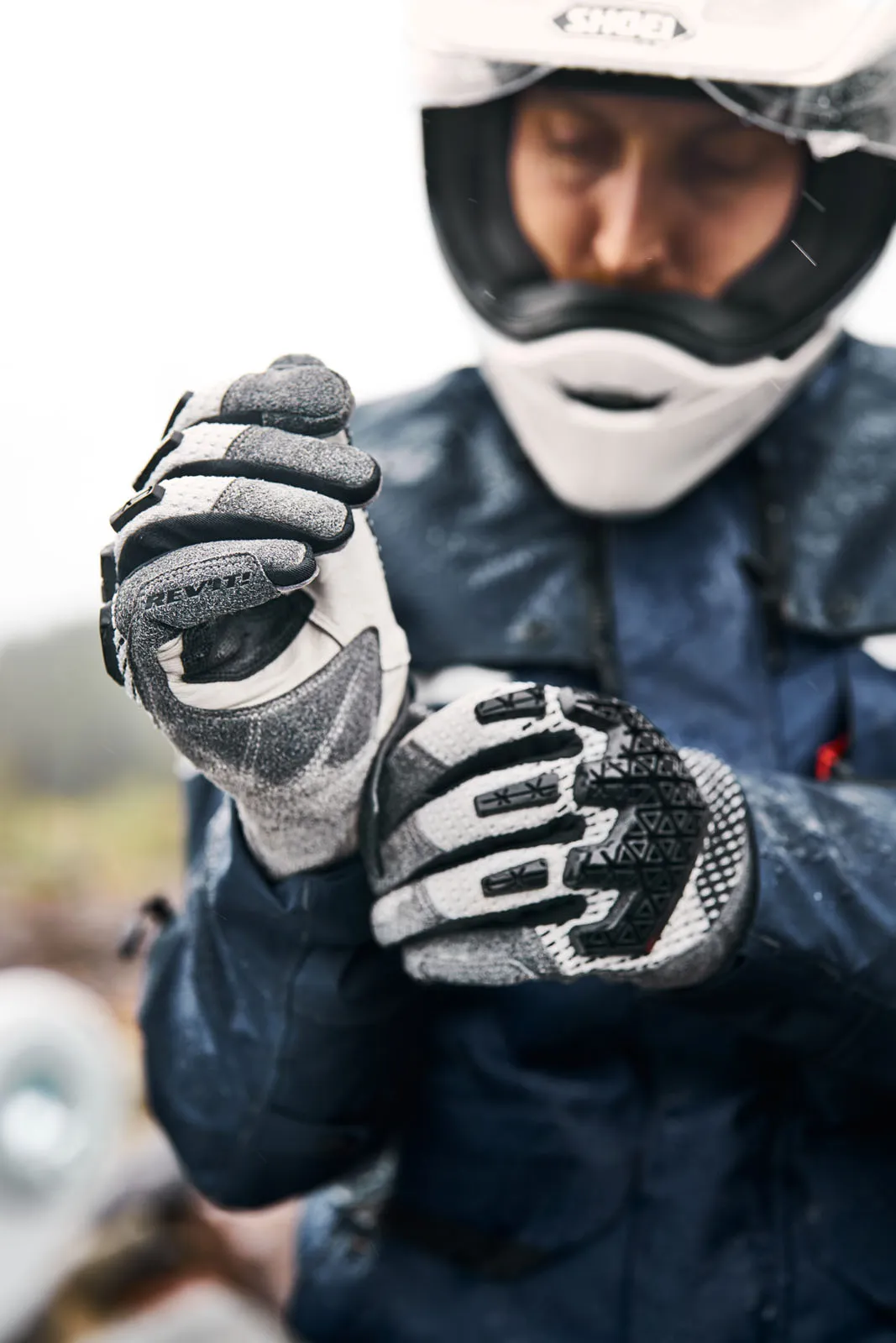 Rider cu geacă REVIT Outback 4 H2O într-un cadru outdoor real, ca exemplu pentru geacă touring compatibilă cu airbag