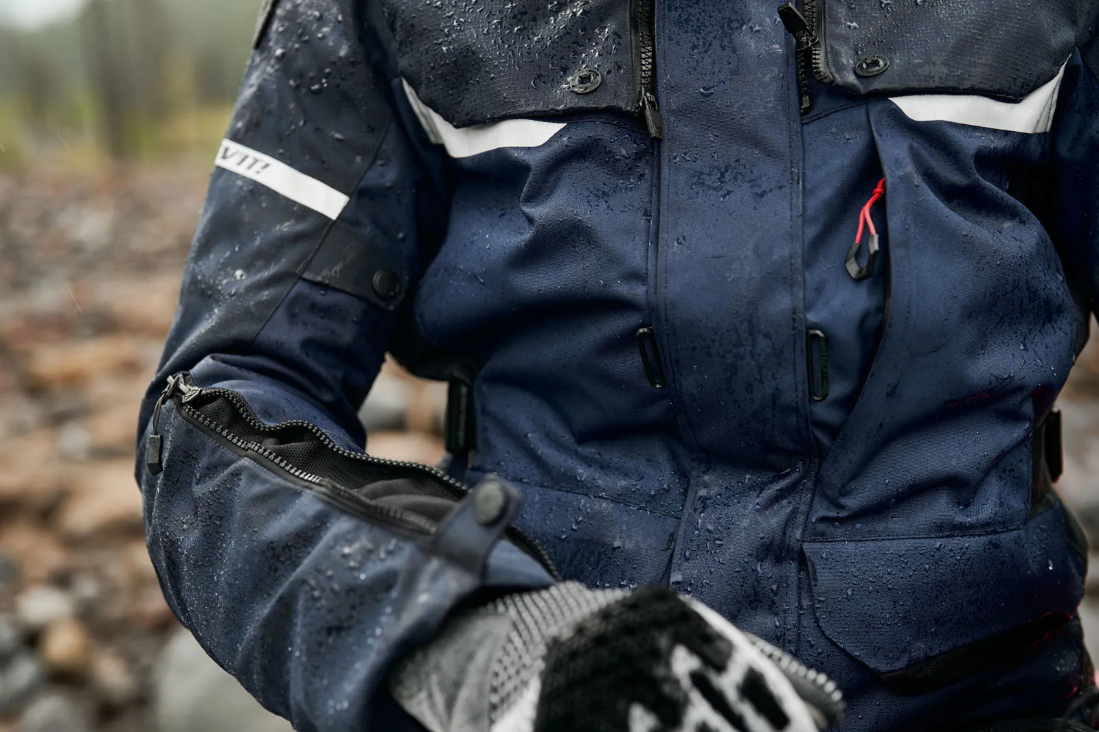 Detaliu outdoor real cu geacă REVIT Outback 4 H2O udă de ploaie, relevant pentru discuția despre spațiu, straturi și compatibilitate