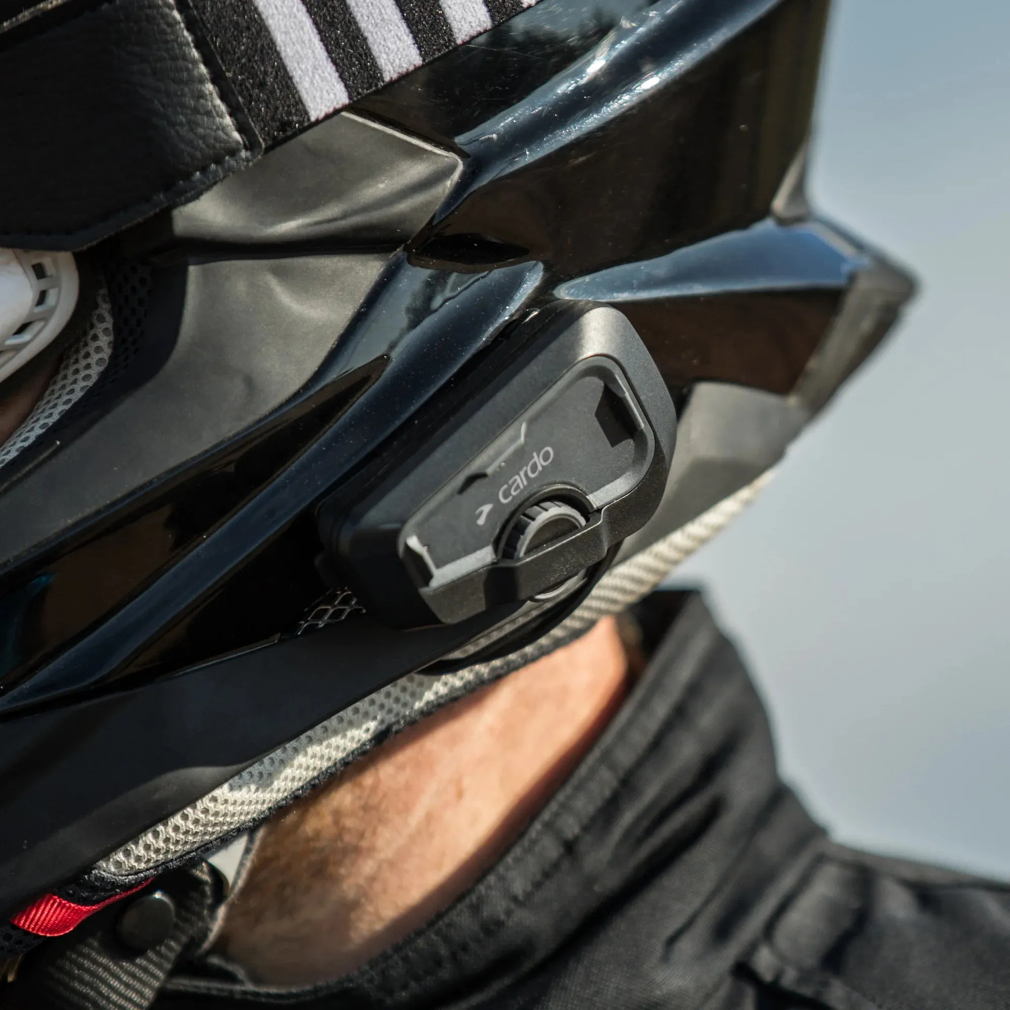 Intercom Cardo montat pe cască, cadru real outdoor pentru comunicare rider-pasager
