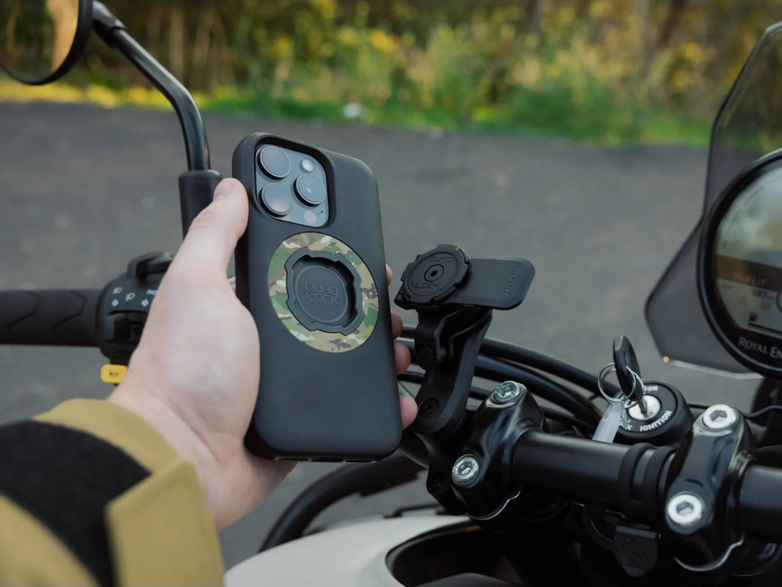 Amortizor de vibrații Quad Lock demonstrat pe motocicletă în cadru outdoor real