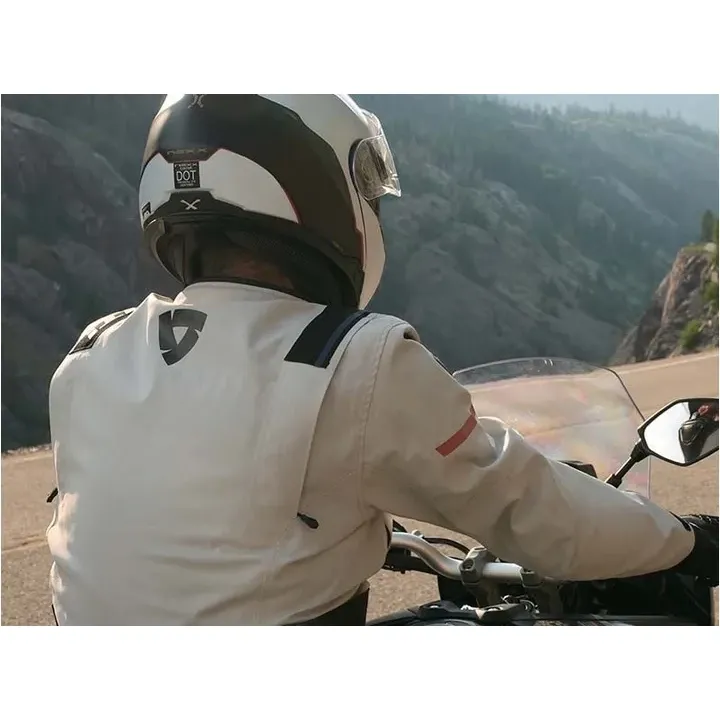 Rider pe motocicletă cu geacă touring pe drum de munte