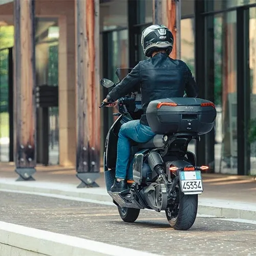Topcase GIVI E46NT Riviera montat pe scooter, în cadru urban real