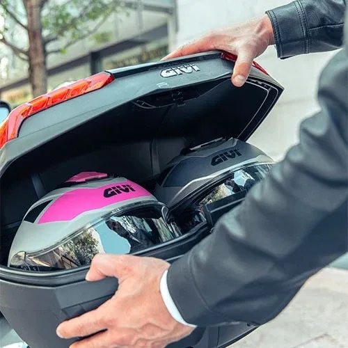 Topcase GIVI Riviera fotografiat în context real, deschis, cu spațiu pentru două căști