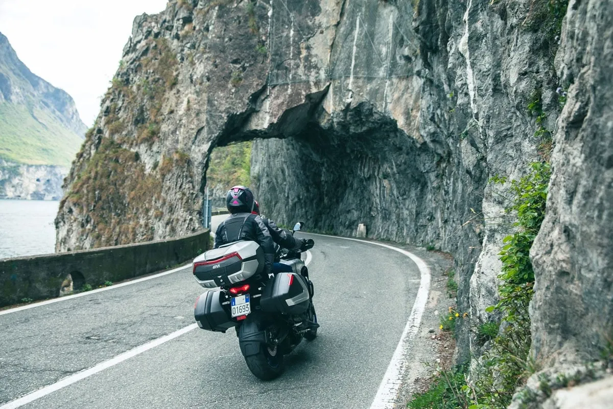 Topcase GIVI V58N Maxia 5 montat pe motocicletă de touring într-un peisaj outdoor real