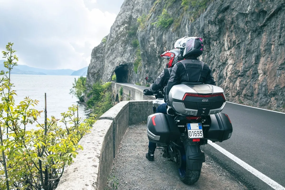 Topcase GIVI Maxia 5 montat pe motocicletă de touring, în cadru outdoor real