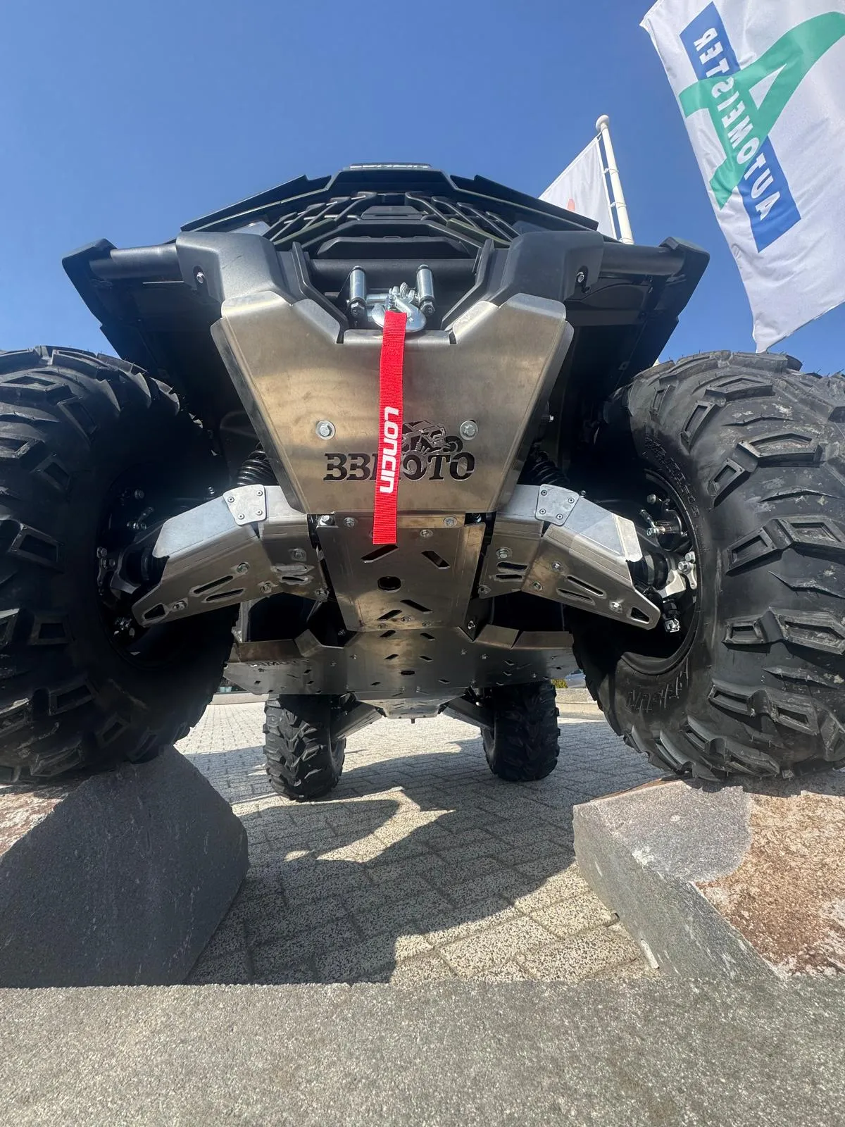 Scut de protecție montat pe Loncin XWolf 700L fotografiat outdoor