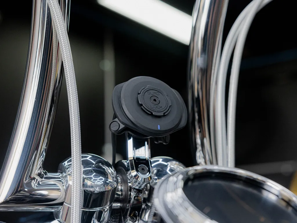 Quad Lock wireless charging head montat pe o motocicletă în context real