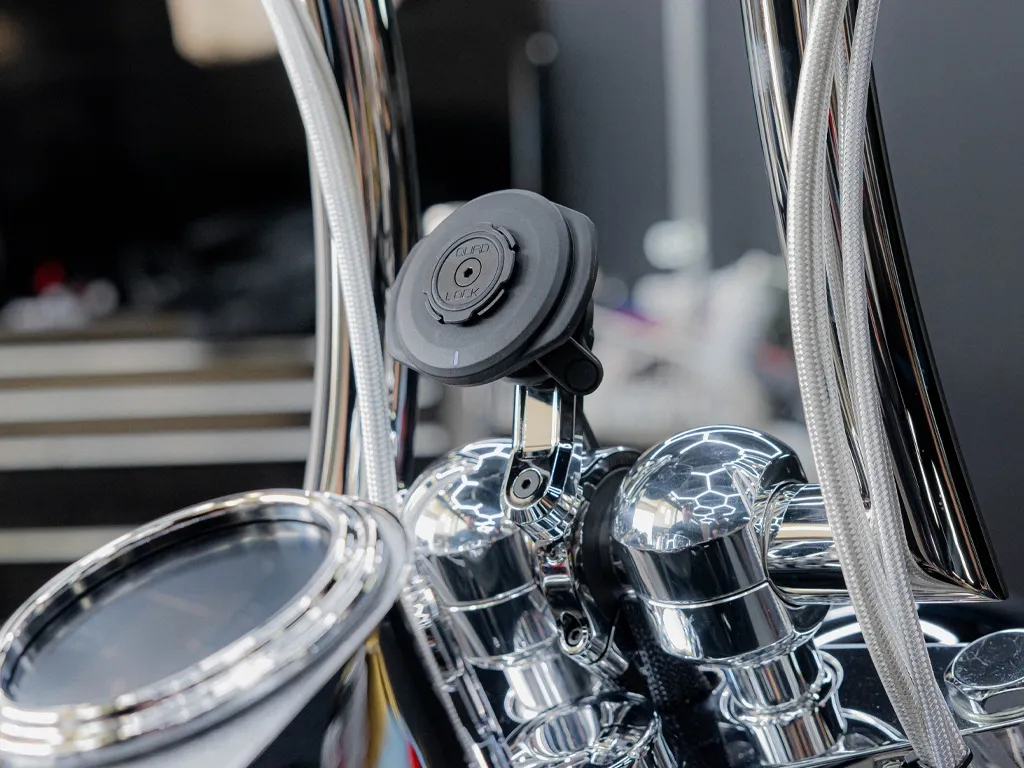 Quad Lock wireless head montat pe motocicletă, într-un cadru real cu ghidon și cockpit vizibile