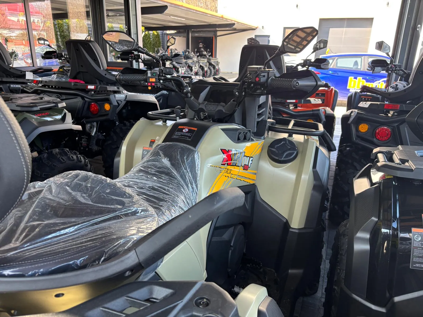 Loncin XWolf 700 MUD fotografiat în showroom cu alte ATV-uri