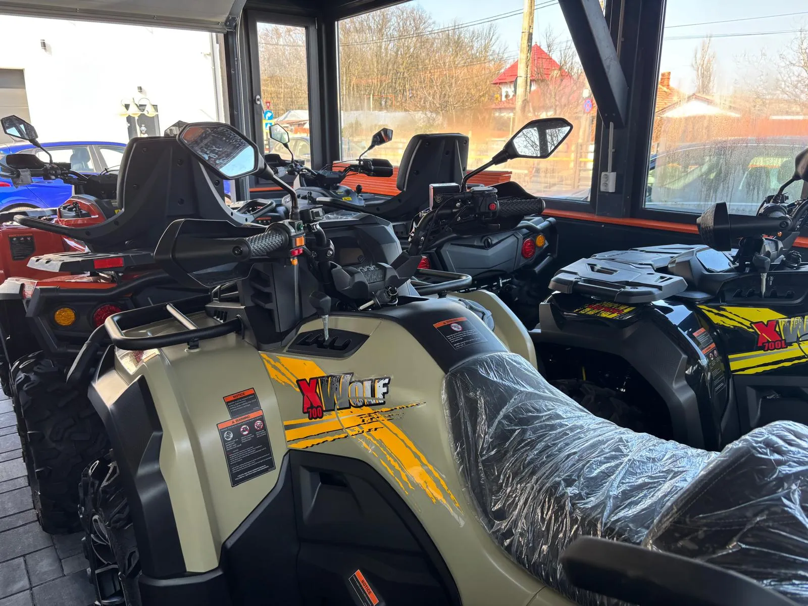 Loncin XWolf 700 MUD lângă alte ATV-uri în showroom BBMoto