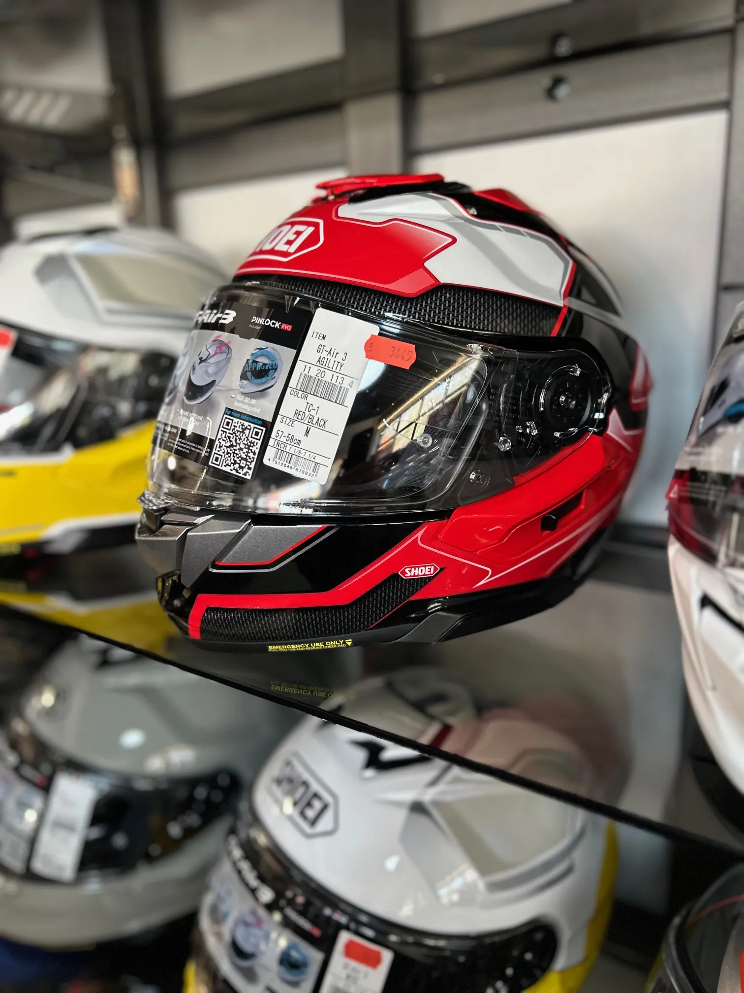 Cască SHOEI GT-Air 3 în showroom, cu viziera transparentă vizibilă