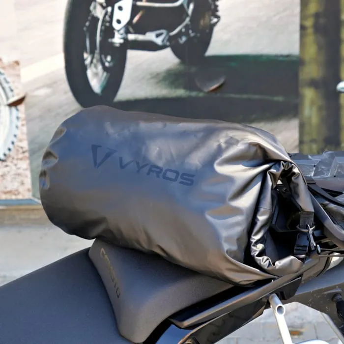 Drybag VYROS montat pe motocicletă, cu fundal real