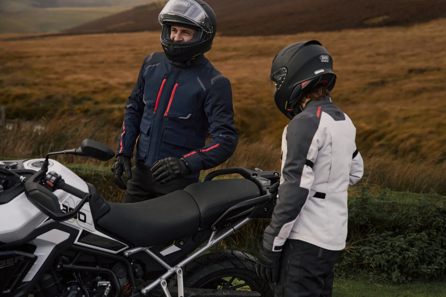 Rideri lângă motocicletă în echipament RICHA TAURUS