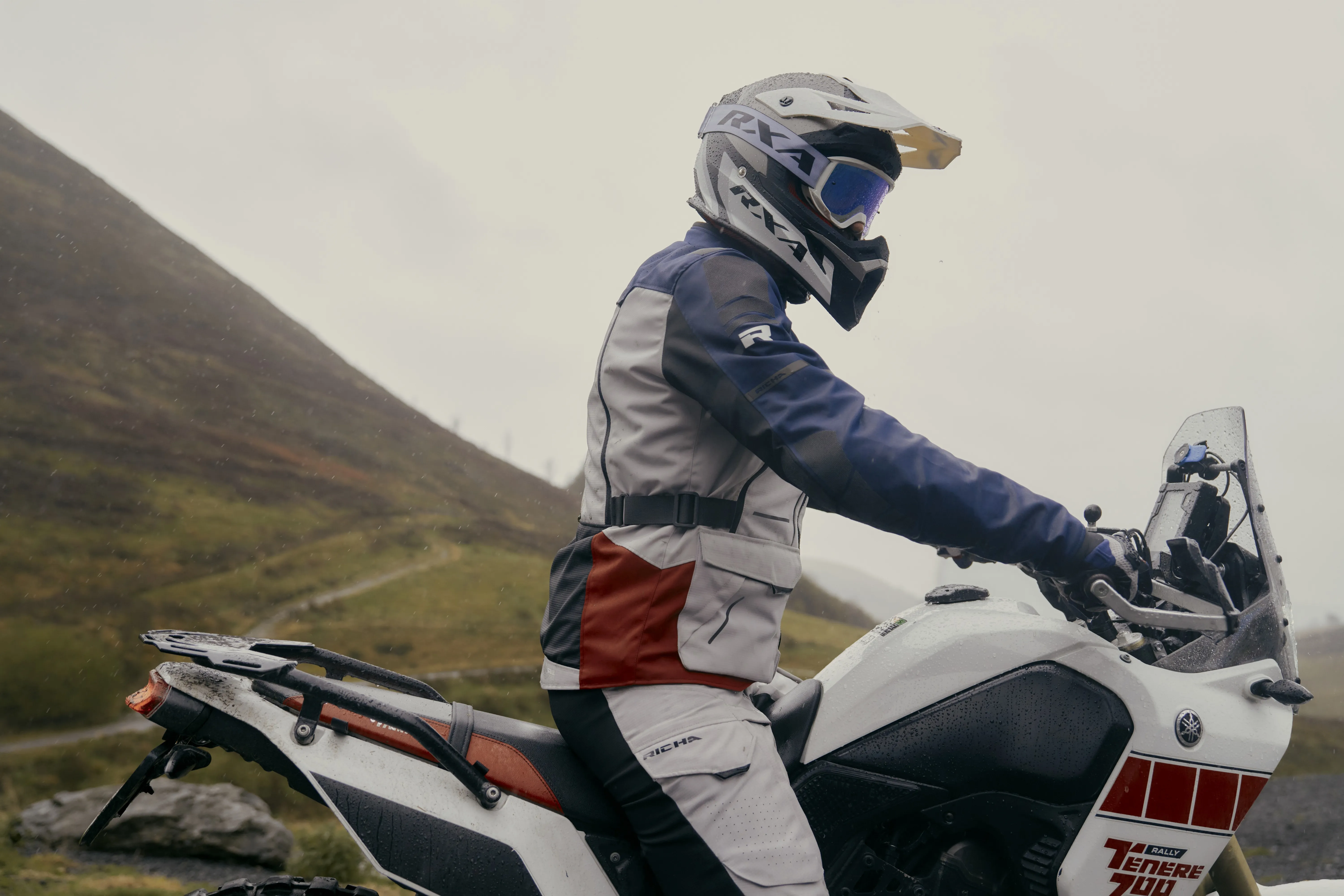 Motocicletă adventure și rider într-un peisaj montan