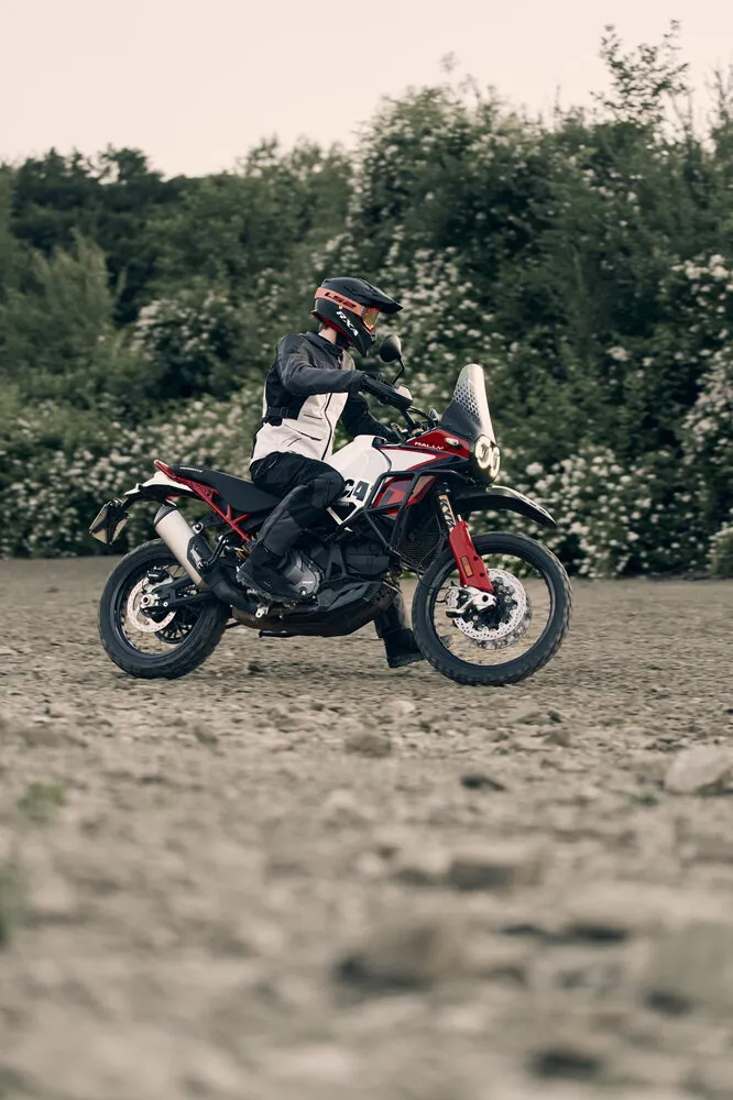 Motocicletă pe drum exterior, context real pentru alegerea protecțiilor moto