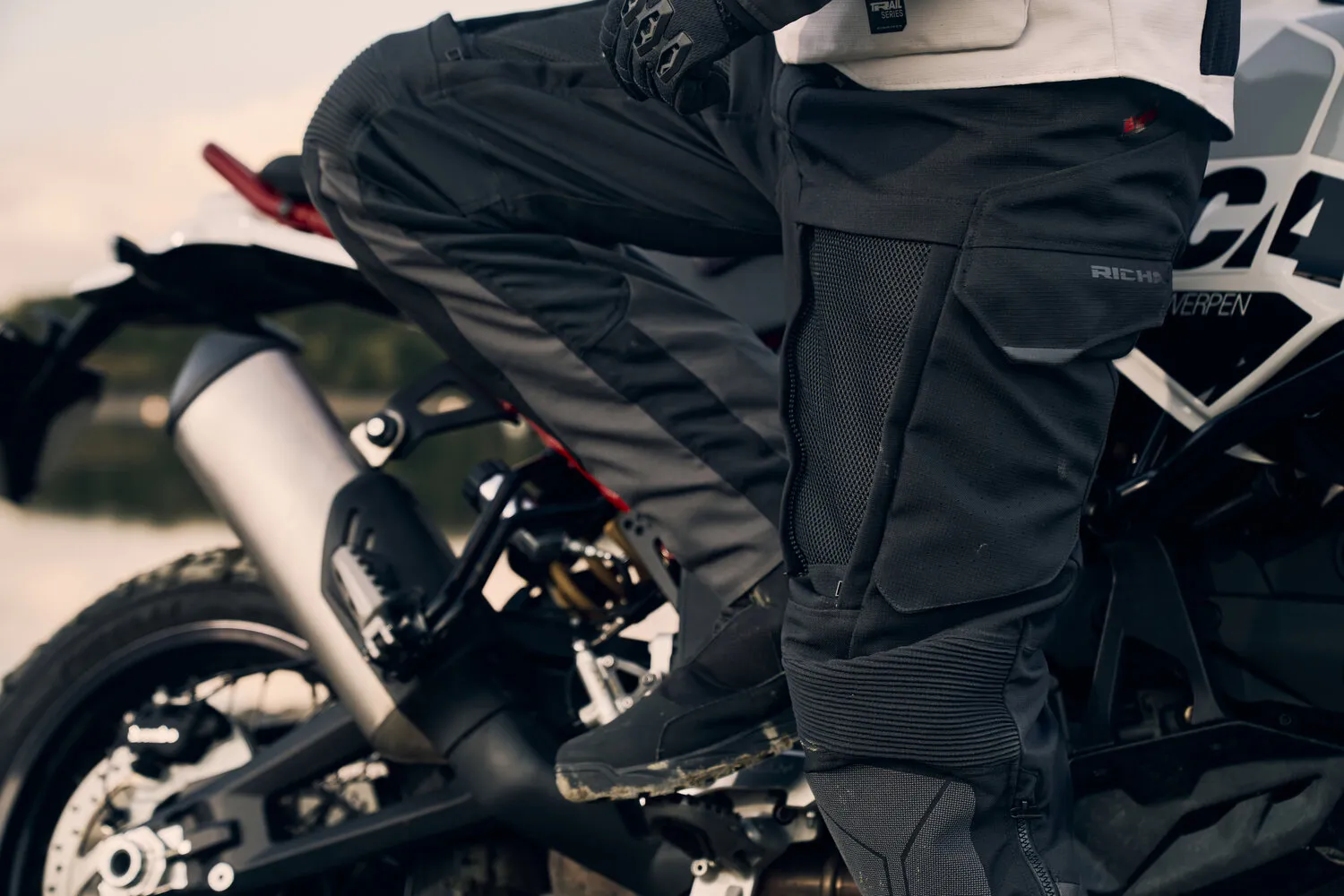 Detaliu echipament Richa pe motocicletă adventure