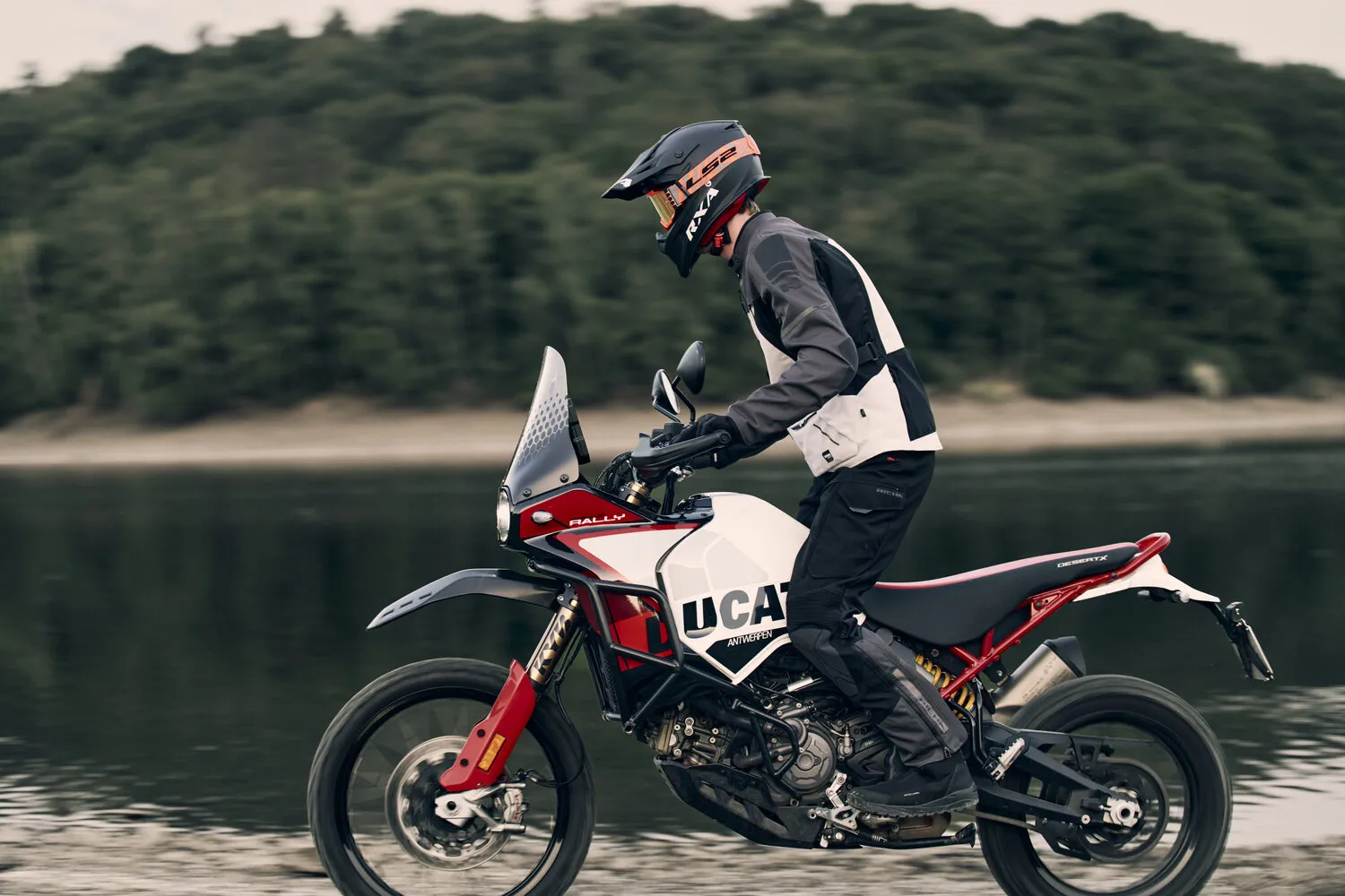 Rider pe motocicletă adventure în echipament Richa outdoor