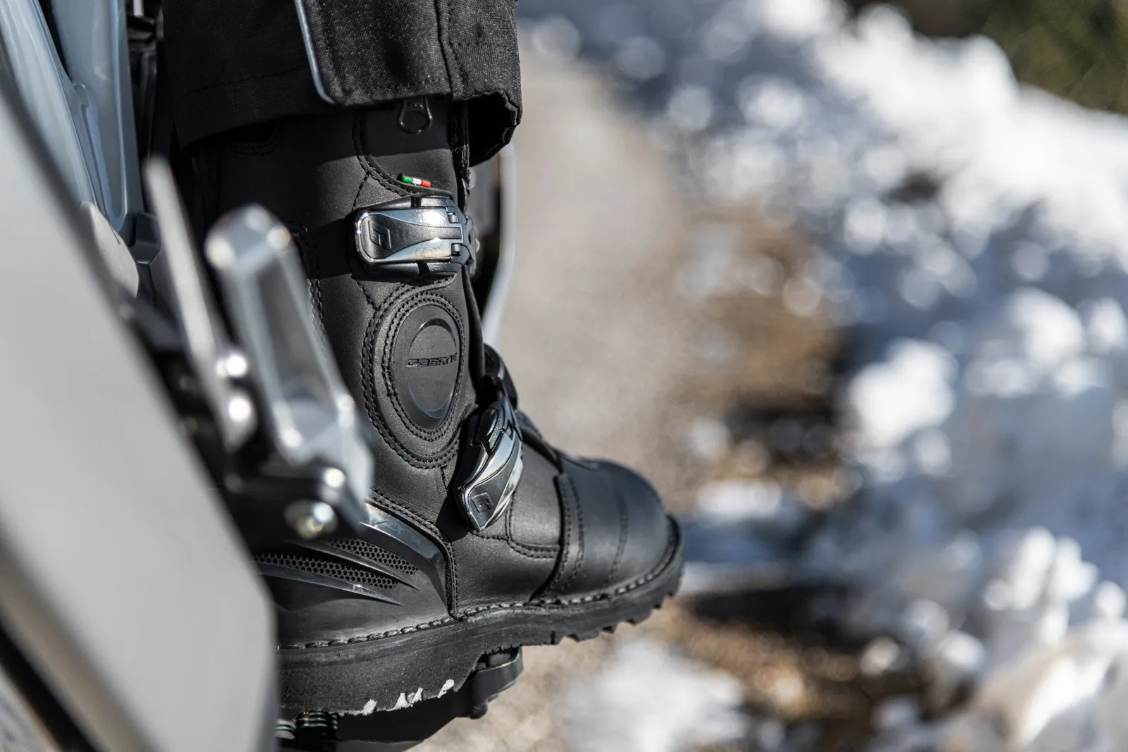 Detaliu outdoor cu cizmă Gaerne G-Midland pe motocicletă